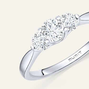 Anillos de compromiso tresillo con diamantes