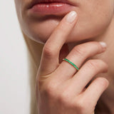 Anel Eternity Colors Bliss com esmeraldas em ouro amarelo 18 K