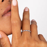 Sortija Media Alianza Milett Diamantes y Zafiros en Oro Blanco de 18 Kt