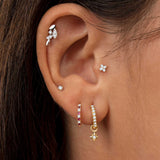 Brinco de piercing pequeno em forma de cruz com diamantes em ouro amarelo 18K
