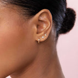Brinco de piercing pequeno em forma de cruz com diamantes em ouro amarelo 18K