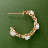 Brincos de meia argola com pérolas e diamantes Midnight Holly em ouro amarelo 18K