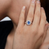 Sortija Blooms of Ceylon de Zafiro y Diamantes en Oro Blanco de 18 Kt
