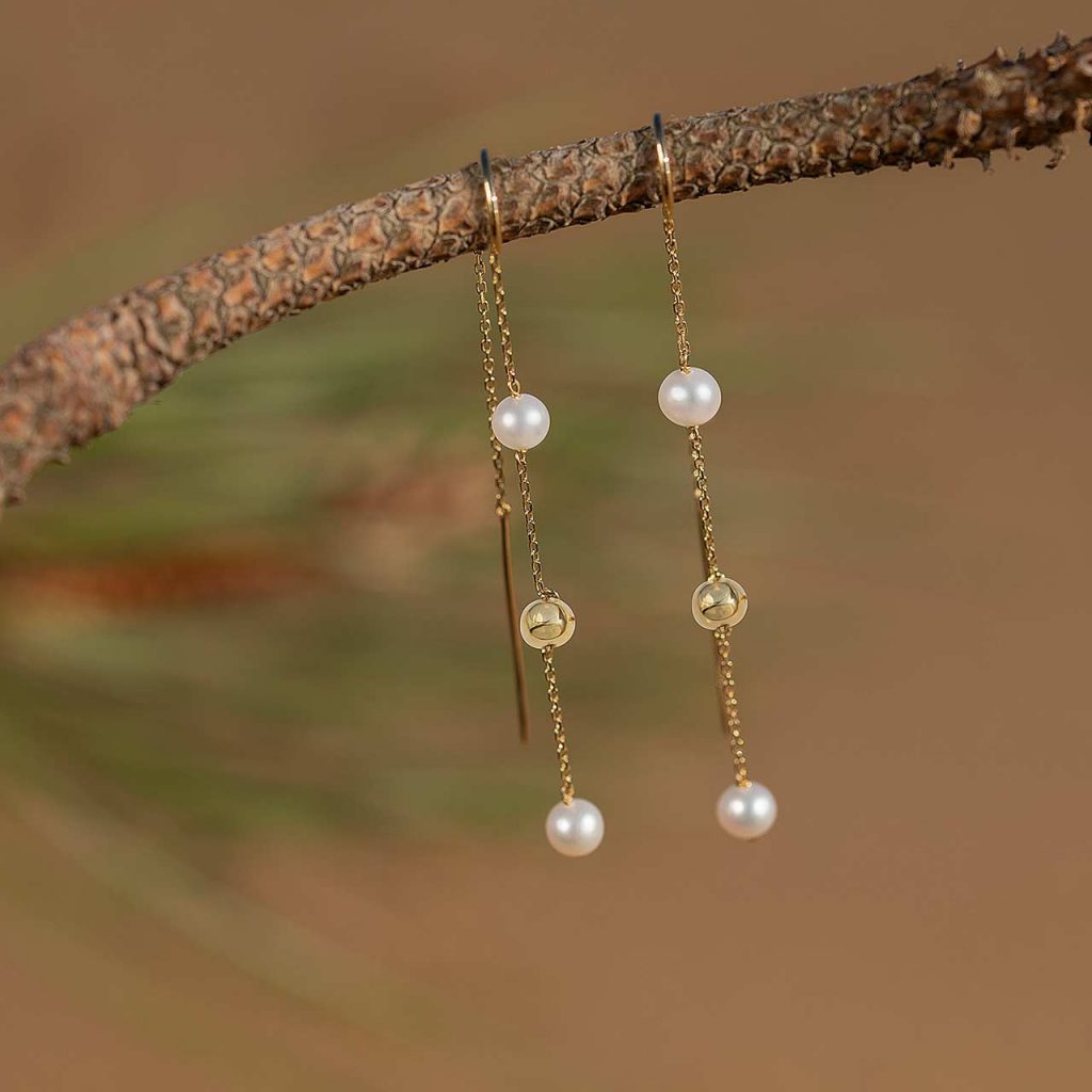 Pendientes de perlas naturales y oro de 18 Kt sobre rama