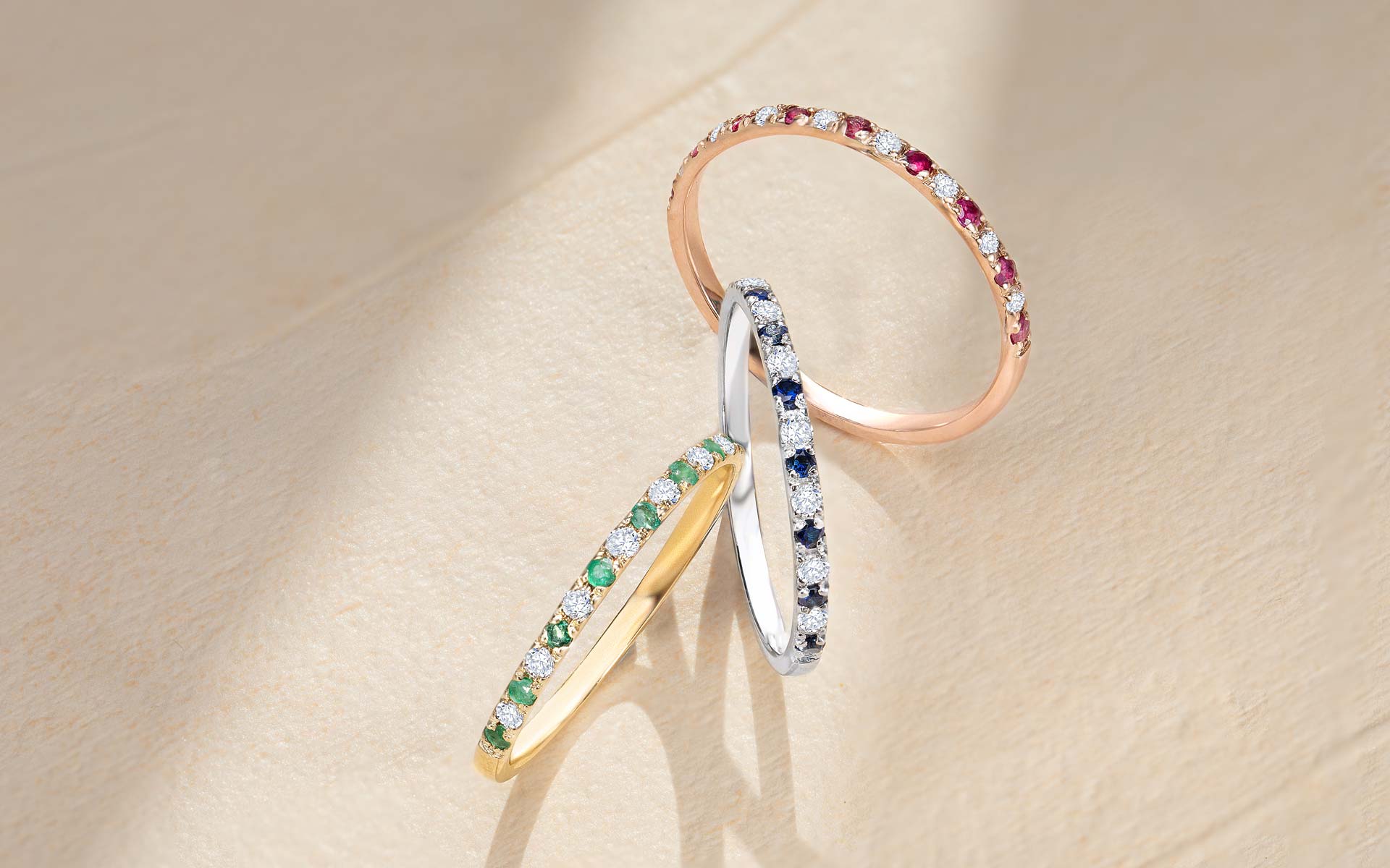 Tipos de sortijas para mujer modelo Milett de esmeraldas, rubíes y zafiros con diamantes