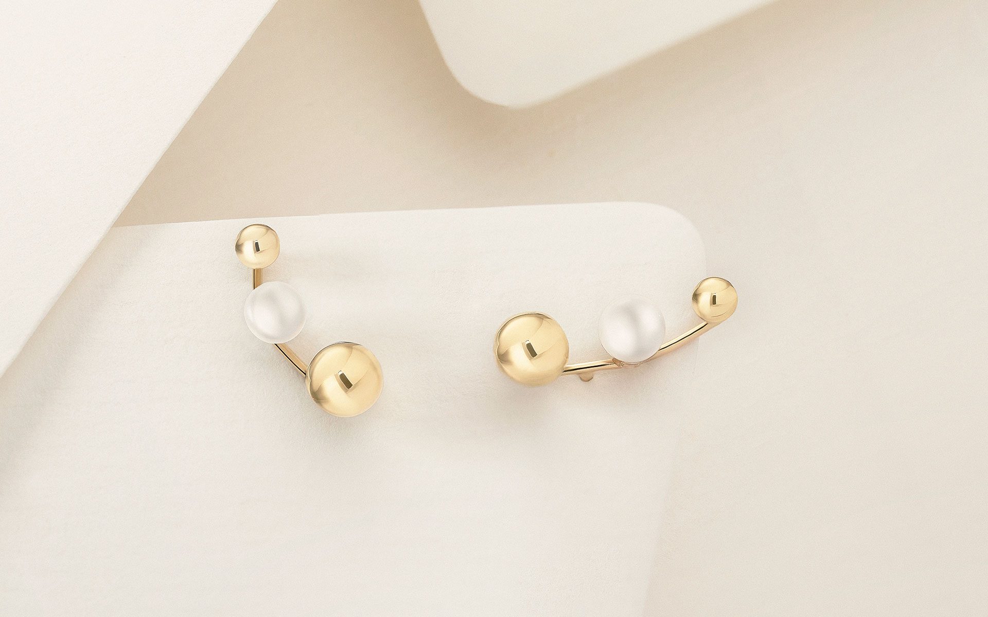 Pendientes tipo ear cuff de perlas naturales montadas en oro amarillo de 18 Kt