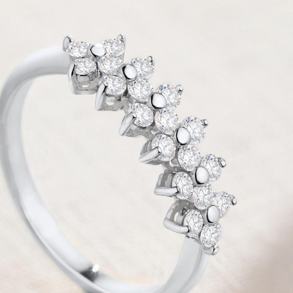 anillo de diamantes para madres