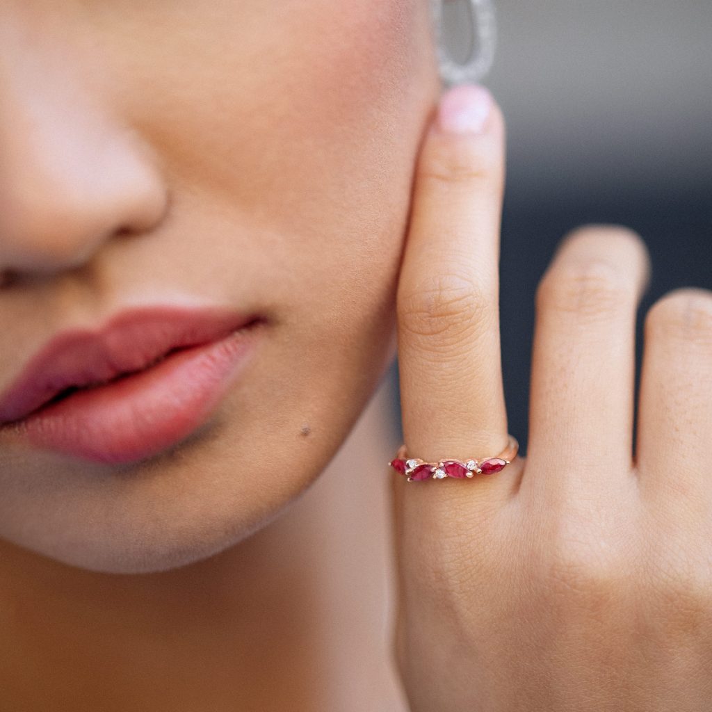 Cuál es el significado de los anillos en los dedos  MÖA