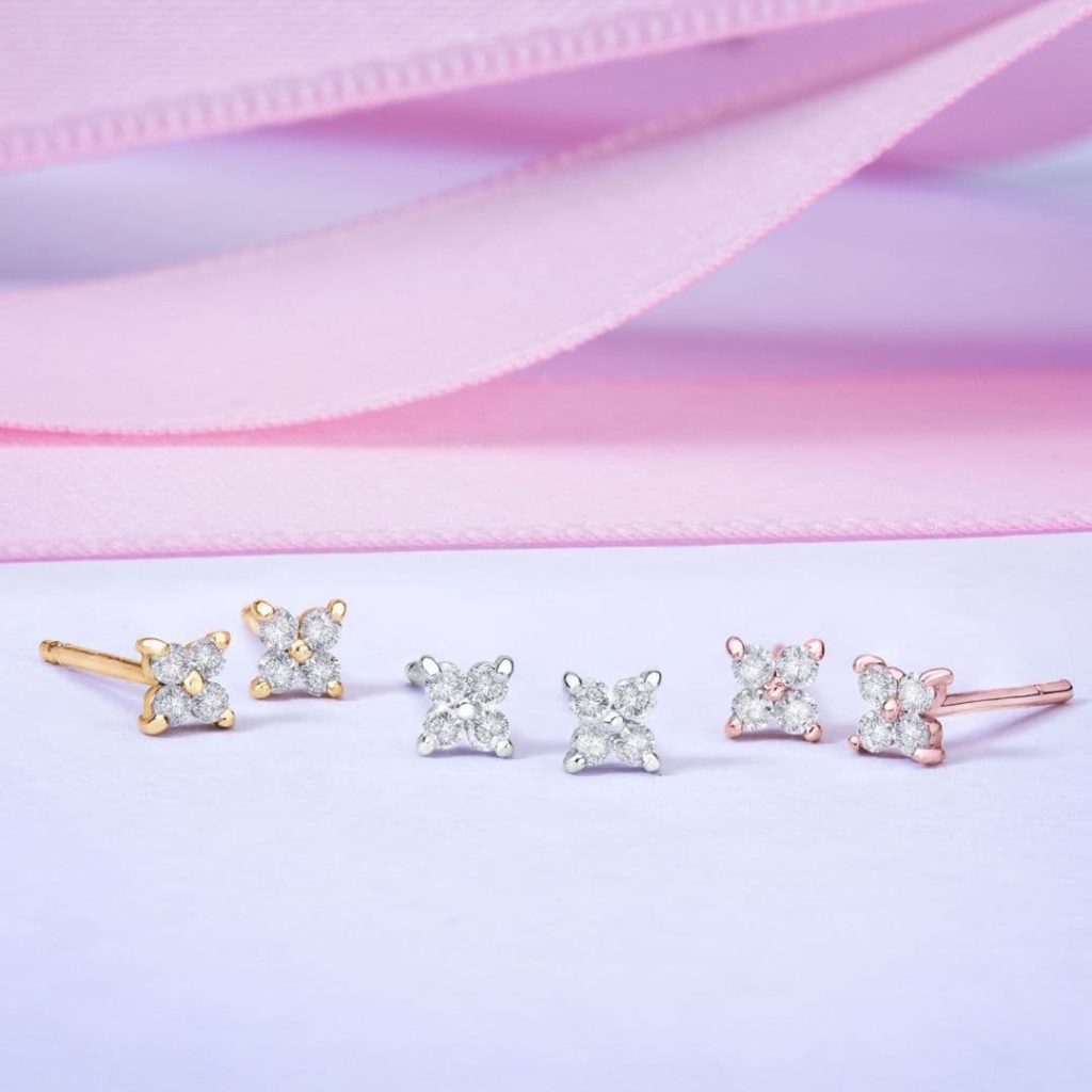 Pendientes Petite Diamonds Cross en Oro Blanco de 18k de Mumit para asistir a una boda