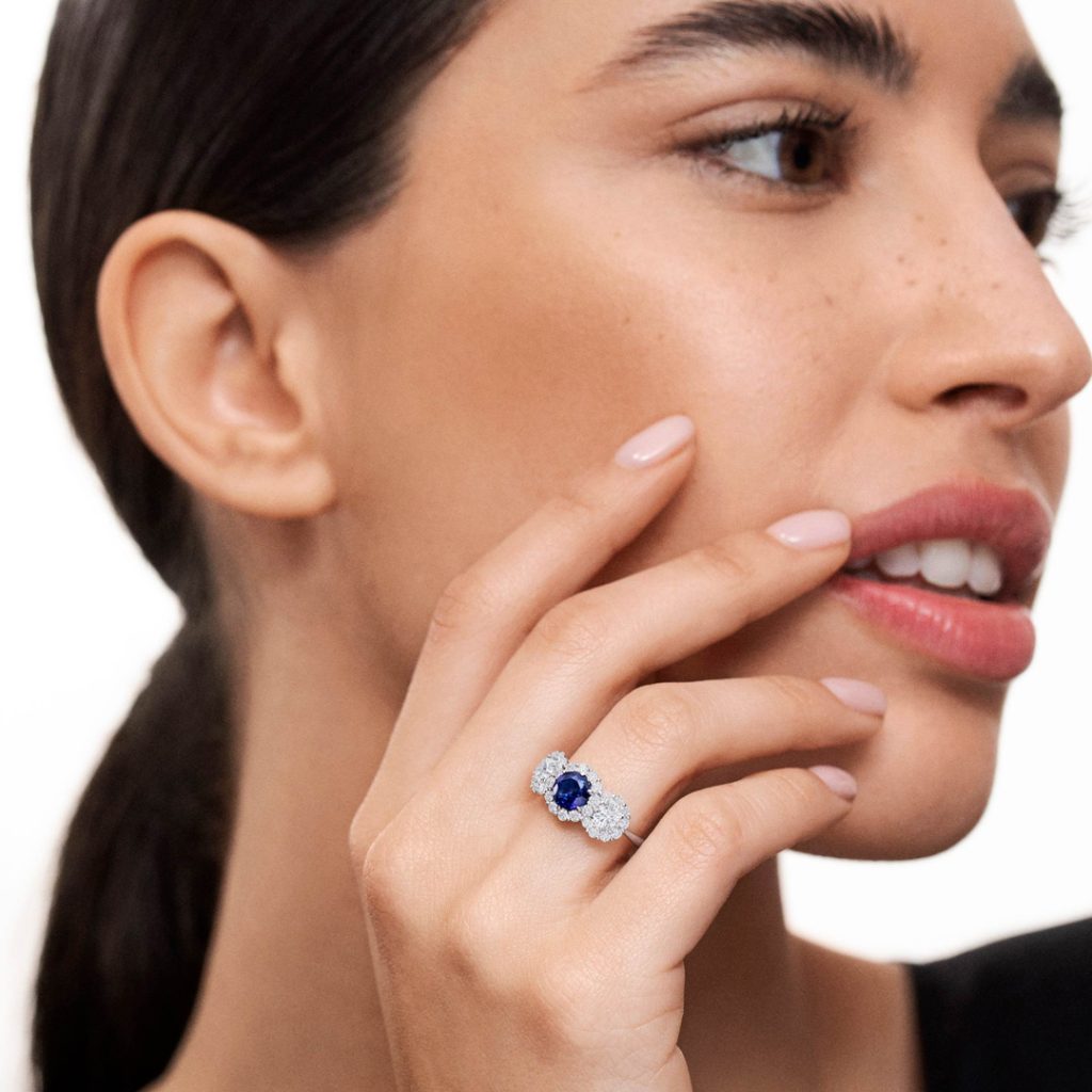 Sortija Rose Nerissa con zafiro azul y diamantes