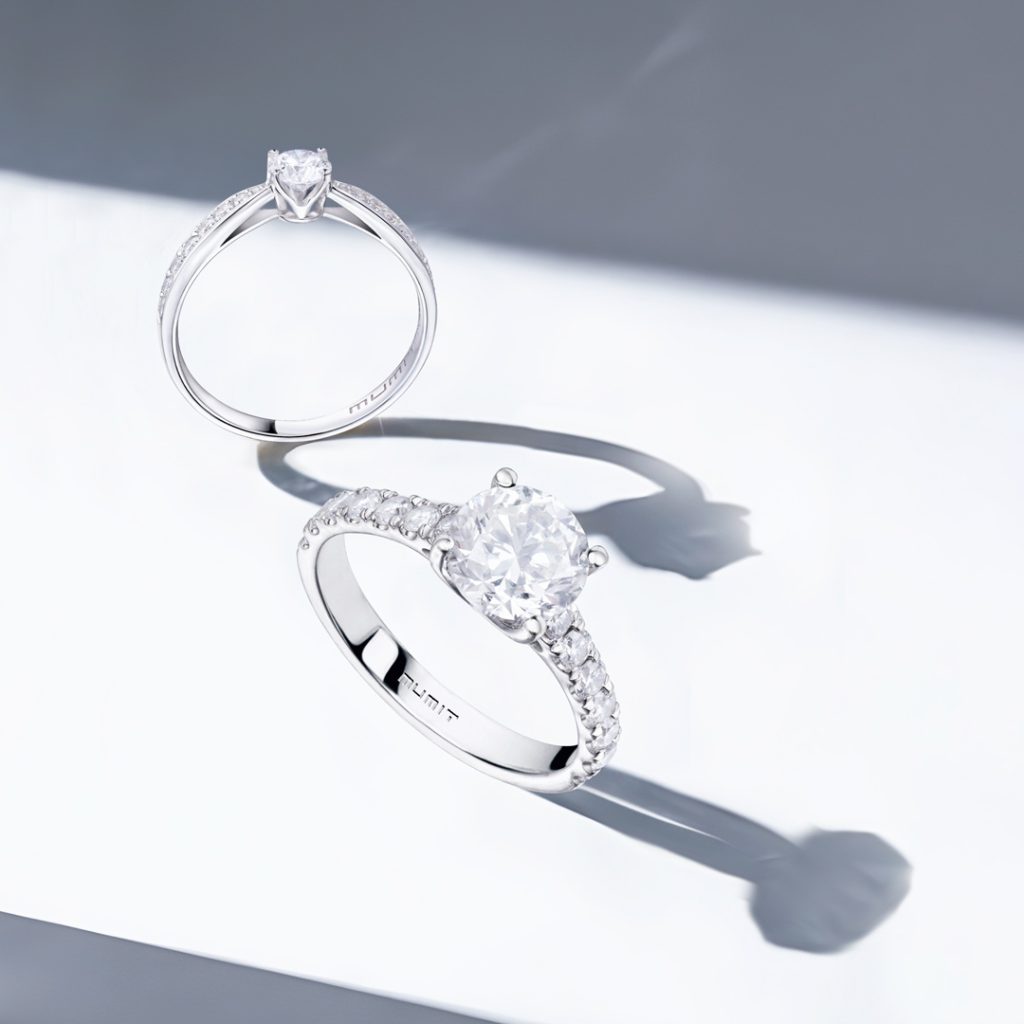 Bodegón de anillos de compromiso con diamantes
