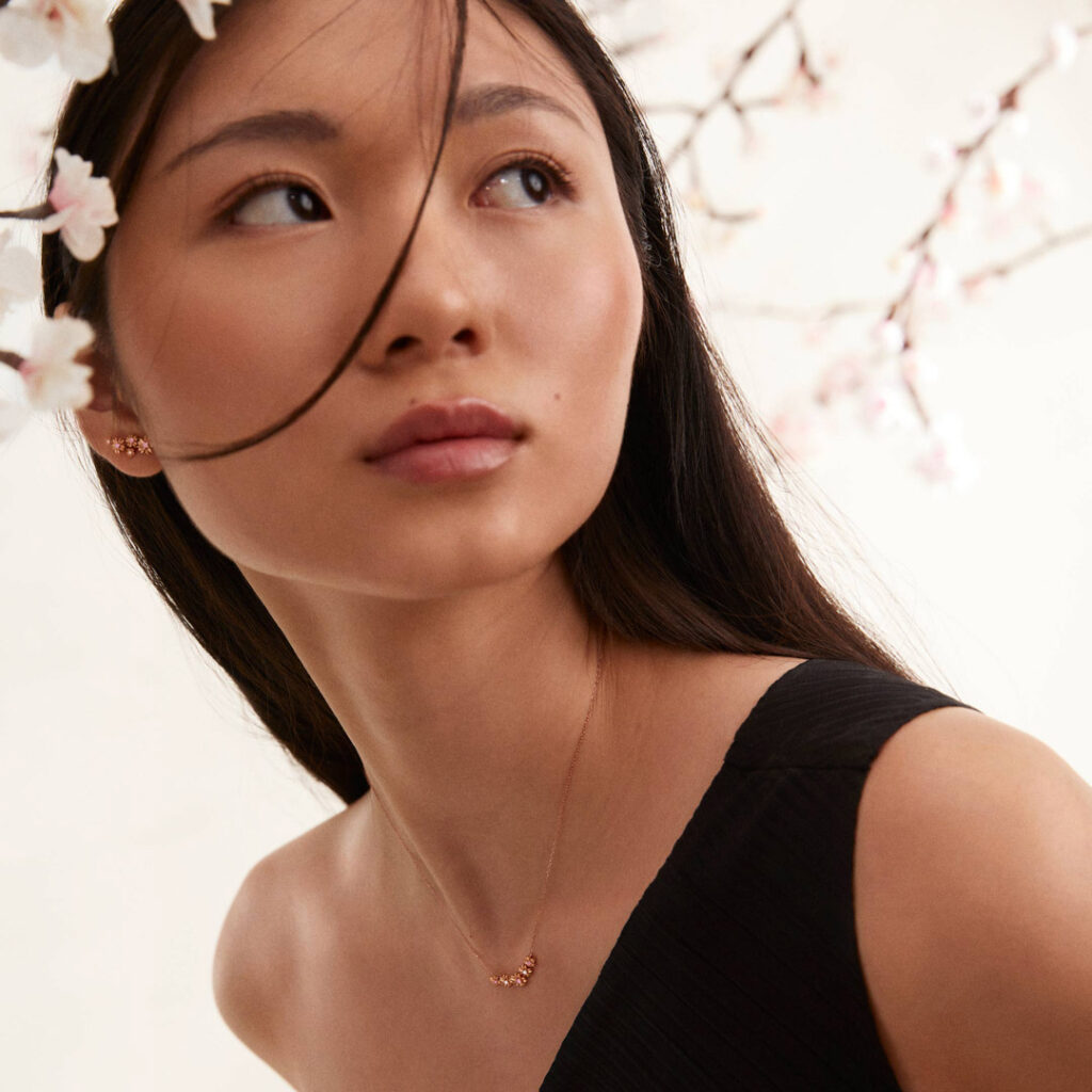 Modelo posando con joyas de la colección Sakura