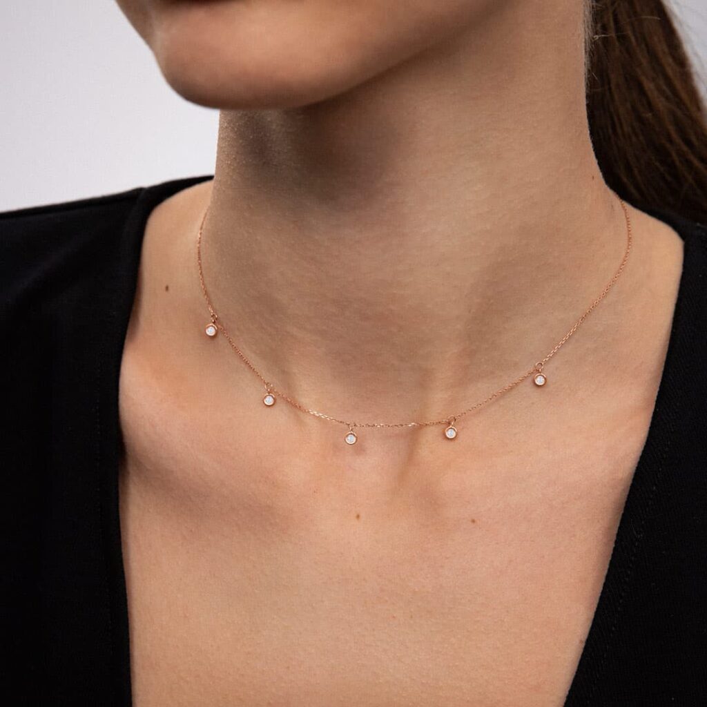 Modelo con choker chatones de diamantes en oro rosa de 18kt