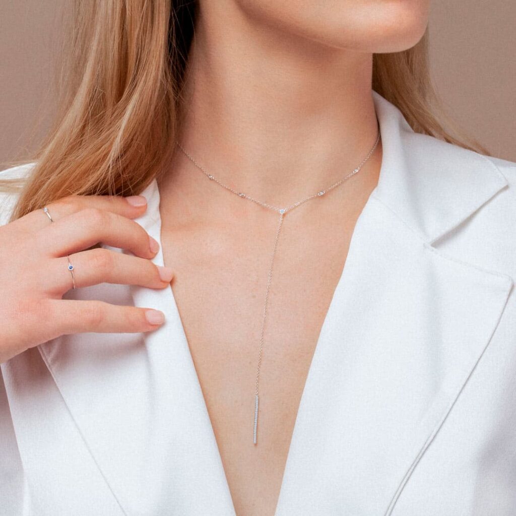 Modelo con chocker Lariat de diamantes en oro blanco de 18kt