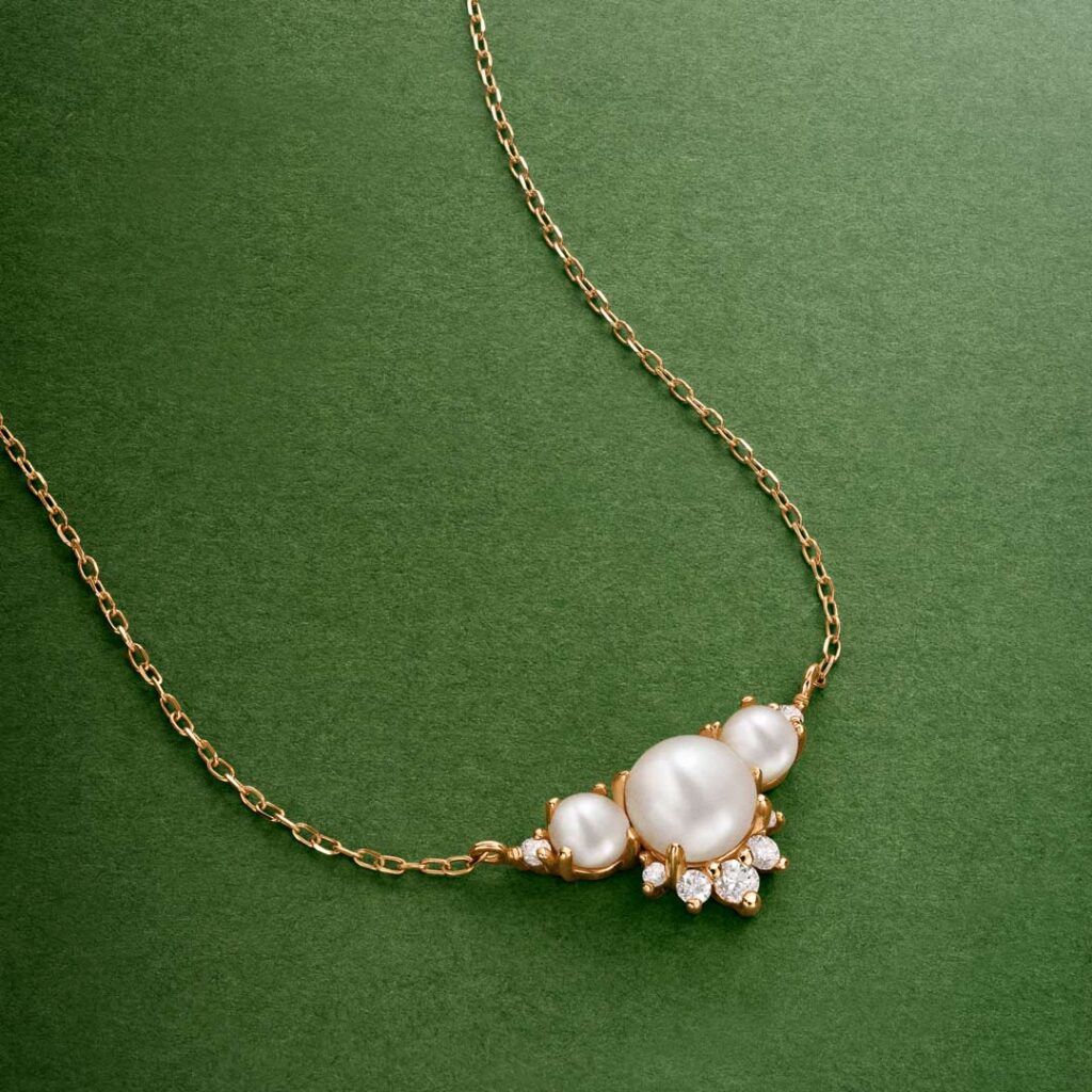 midnight holly necklace pearls diamonds 18 kt yellow gold