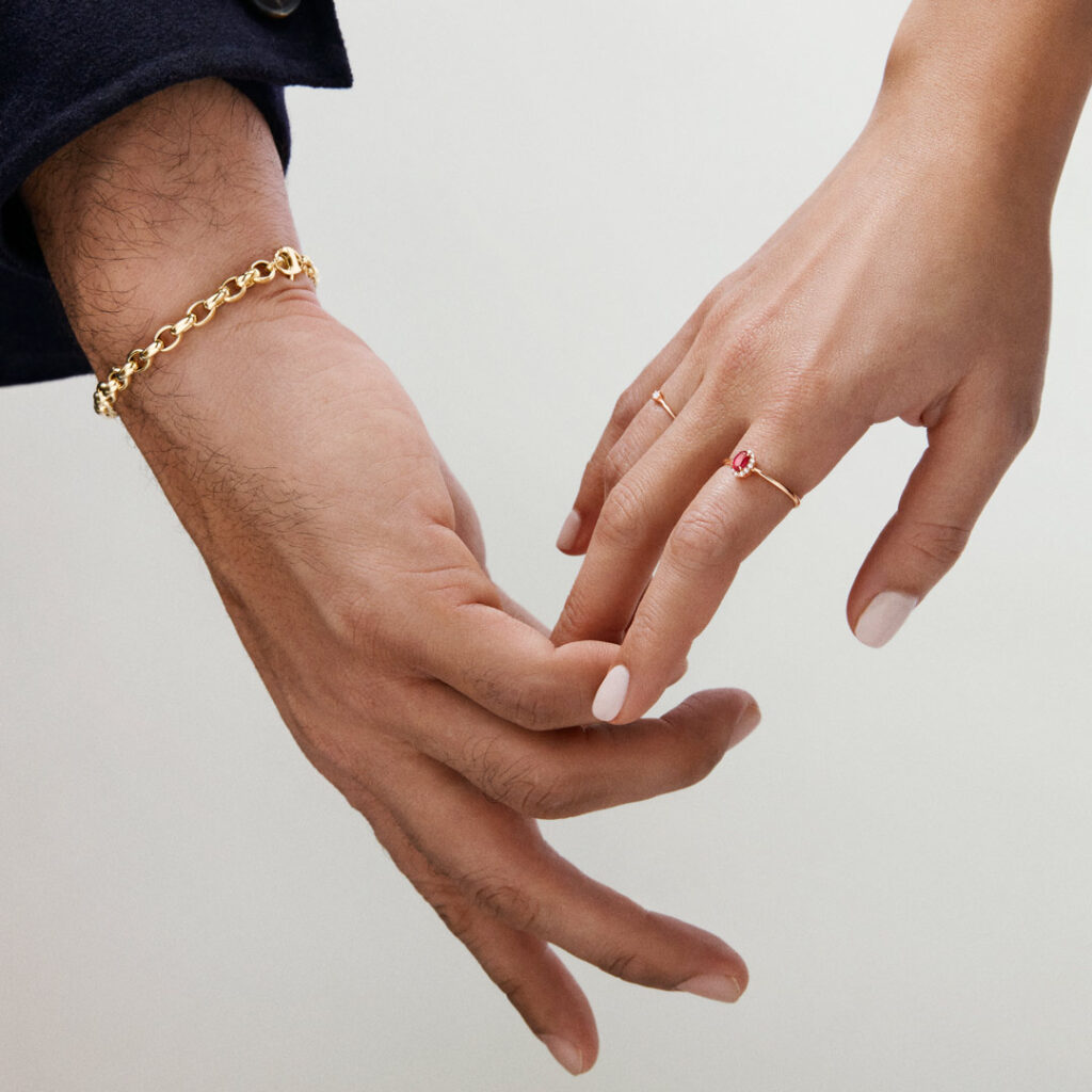 pulsera y sortija en oro amarillo con diamantes y piedras preciosas