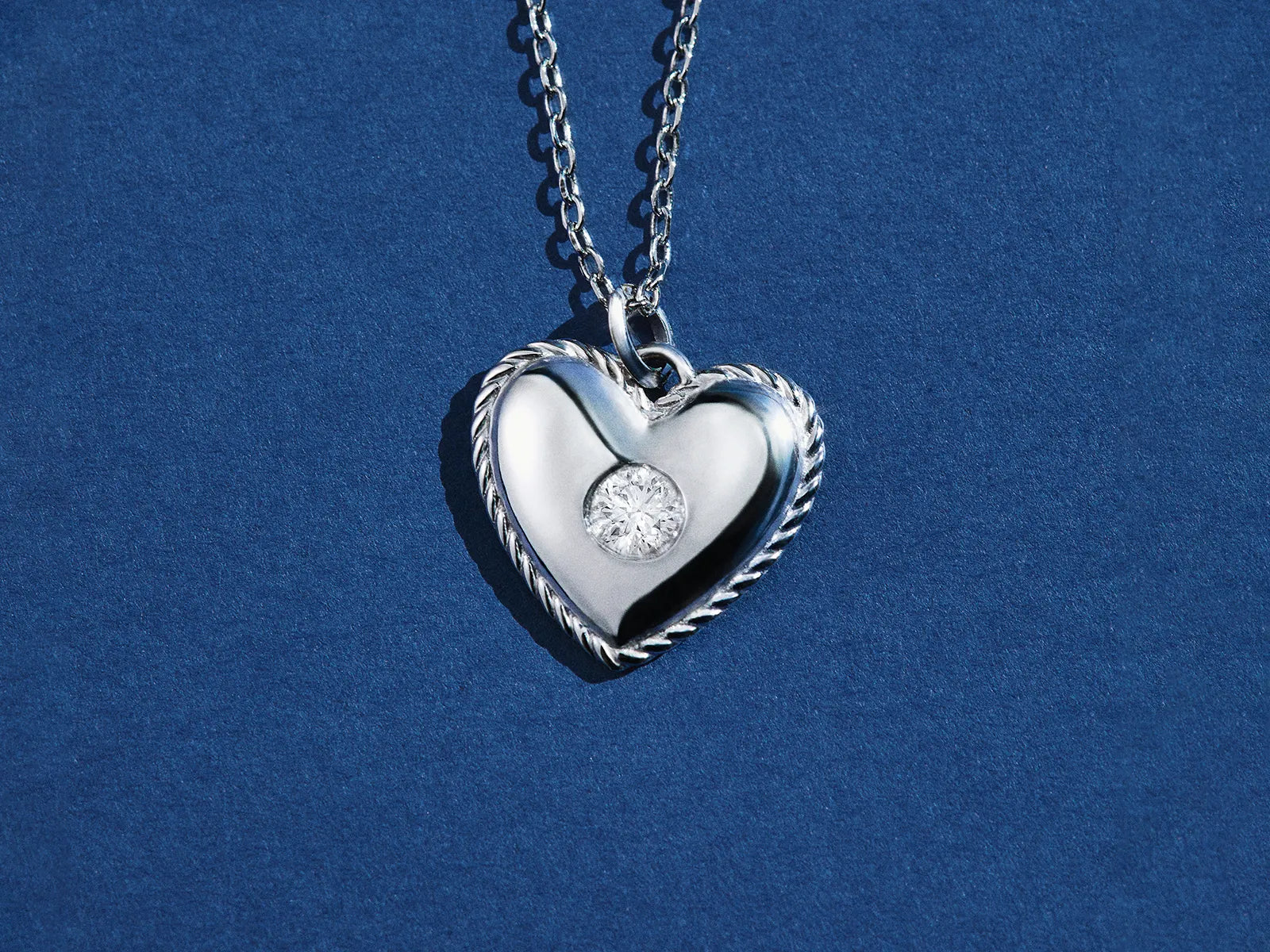 El regreso más esperado: descubre el corazón con diamante de Culpa nuestra