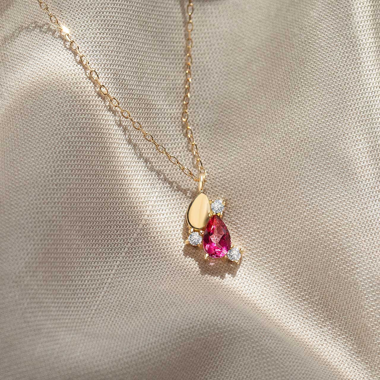 Gargantilla de oro amarillo de 18 Kt y topacios