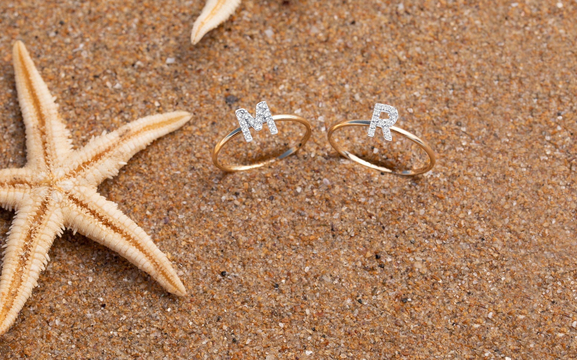 Verano Inspiración de regalo sortijas de iniciales oro y diamantes