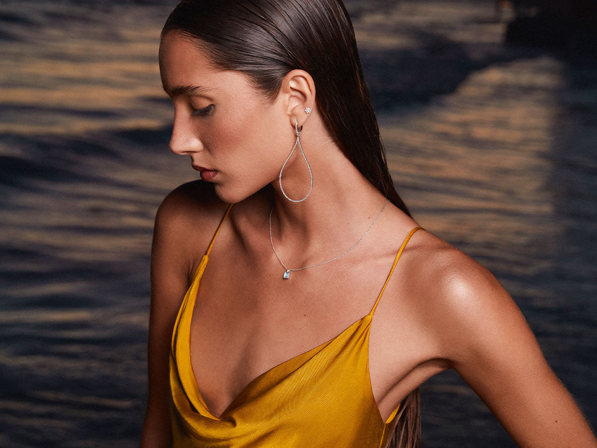 Collar de oro de 18 Kt con piedra preciosa