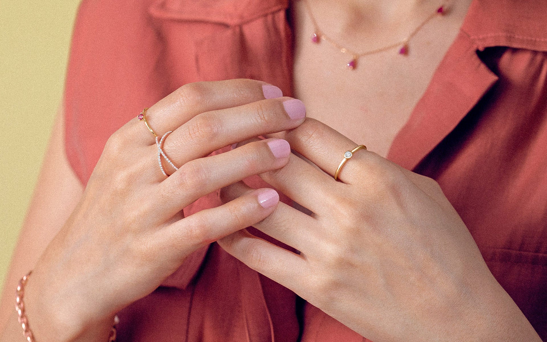 Ideas de joyas de oro para tu look de trabajo
