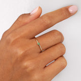 Anel de pino Colors com esmeralda em ouro amarelo 18 K