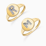 Anel de sinete com inicial de topázio branco em ouro amarelo 18K