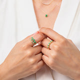 Anel Milett Meia Aliança com Diamantes e Esmeraldas em Ouro Amarelo 18 K