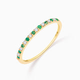 Anel Milett Meia Aliança com Diamantes e Esmeraldas em Ouro Amarelo 18 K