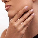 Sortija Petite Diamonds Cross en Oro Blanco de 18 Kt