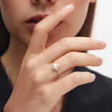 Sortija Midnight Holly de Perla y Diamantes en Oro Amarillo de 18 Kt