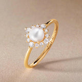 Sortija Midnight Holly de Perla y Diamantes en Oro Amarillo de 18 Kt