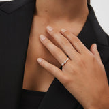 Sortija Media Alianza Midnight Holly de Perlas y Diamantes en Oro Amarillo de 18 Kt