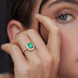 Anel Windsor Esmeralda e Diamante em Ouro Amarelo 18 K