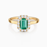 Anel Elizabeth com Esmeralda e Diamantes 0,30 Cts. em ouro amarelo 18 Kt