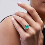 Anel Hera Esmeralda e Diamante em Ouro Branco 18 Kt