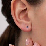 Mini brinco de piercing oval de safira em ouro amarelo 18K