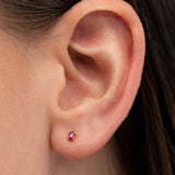 Mini brinco oval de piercing de rubi em ouro amarelo 18K