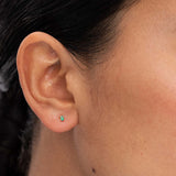 Mini brinco de piercing oval esmeralda em ouro amarelo 18K