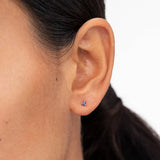 Mini brinco de piercing de safira Clover em ouro branco 18K