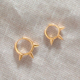 Brinco Piercing Spikes Três Mini Spikes em Ouro Amarelo 18 K