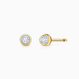 Brincos de pino com aro e diamantes em ouro amarelo 18K