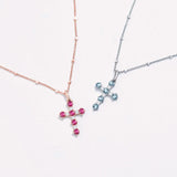 Colgante Cruz Gaia de Rubíes y Diamantes en Oro Rosa de 18 Kt