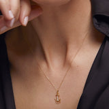 Charm Colgante Ancla M de Diamantes en Oro Amarillo de 18 Kt