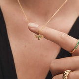 Charm Colgante Abeja S de Diamantes Negros y Esmeralda en Oro Amarillo de 18 Kt