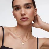 Charm Colgante Medalla Redonda L de Diamante en Oro Amarillo de 18 Kt