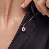 Charm Colgante Roseta M de Rubí y Diamantes en Oro Amarillo de 18 Kt