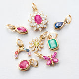 Charm Colgante Roseta M de Rubí y Diamantes en Oro Amarillo de 18 Kt