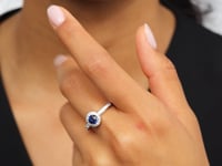 Sortija Anette de Zafiro y Diamantes en Oro Blanco de 18 Kt