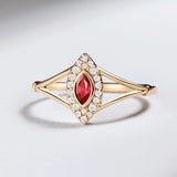 Anel Cleo Art Déco com rubis e diamantes em ouro amarelo de 18K